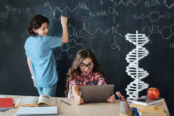 Uczniów korzystających z lekcji chemii — Zdjęcie stockowe