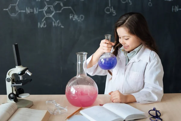 화학 실험에 참여 하는 여자 — 스톡 사진