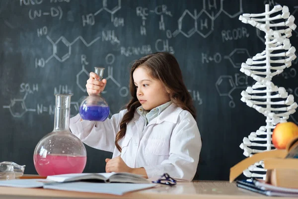 Cientista estudando química no laboratório — Fotografia de Stock