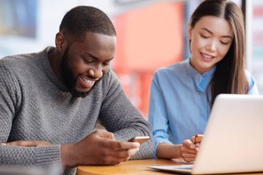 genç adam ve akıllı telefonlar kullanan kadın 