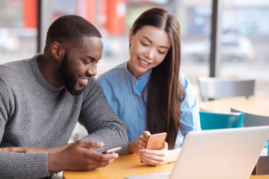 Café'de akıllı telefonlar kullanan genç öğrenciler