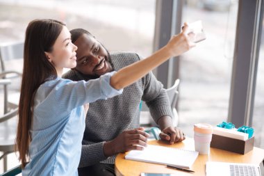 Uluslararası çift selfie yapıyor