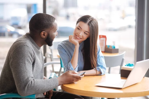 Jeune couple assis au café — Photo