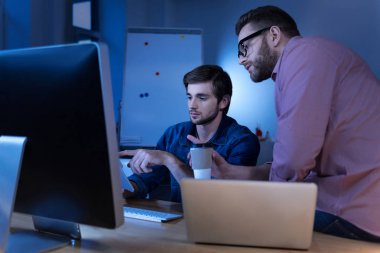 Ciddi konsantre programcılar çalışma