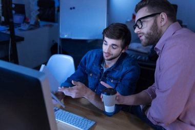 Notlarını gösteren güzel yakışıklı adam