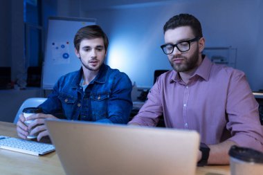 Dizüstü bilgisayar kullanarak güzel vahşi erkek