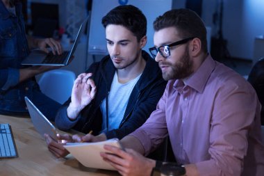 İyi görünümlü iyi programcı bir tablet holding