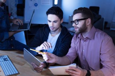 Bir kalem tutan ciddi yakışıklı adam