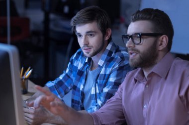 Ciddi bir şey meslektaşı için açıklayan adam deneyimli