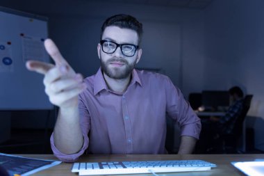 Neşeli pozitif adam sana bakmak