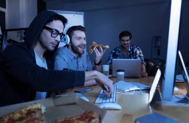 Neşeli mutlu adam yeme pizza