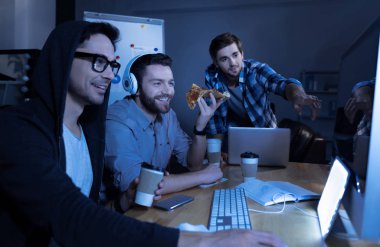 Pozitif yakışıklı programcılar eğleniyor