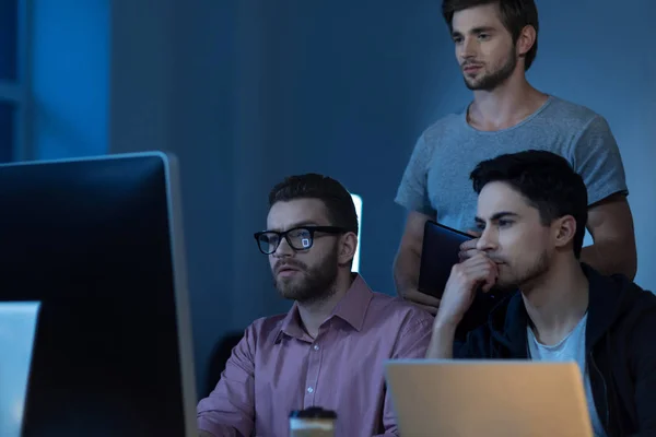 Programmerare som tittar på datorskärmen — Stockfoto