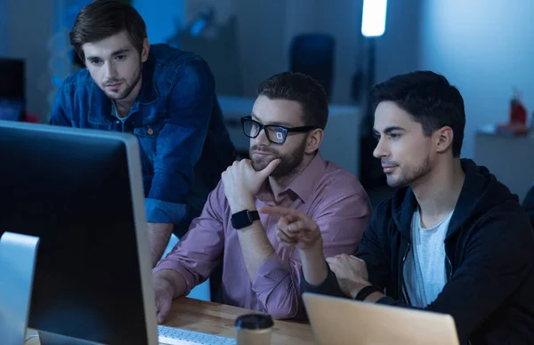 Inteligente hombre guapo apuntando a la pantalla — Foto de Stock