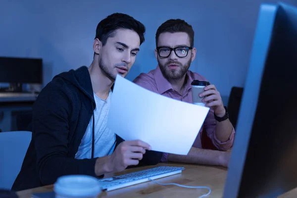 Programadores inteligentes agradáveis discutindo um projeto — Fotografia de Stock