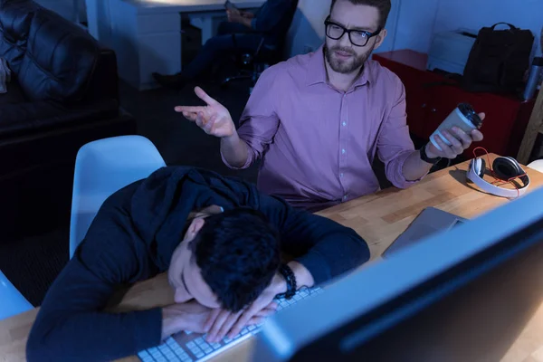 Programador cansado agradável que cai adormecido — Fotografia de Stock