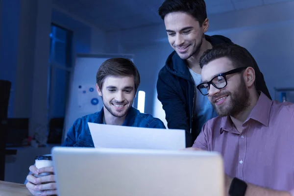 Programmeurs die genieten van samen te werken — Stockfoto
