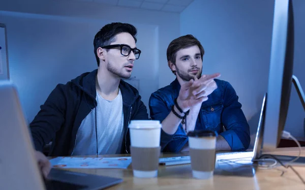 Hacker wijzend op het computerscherm — Stockfoto