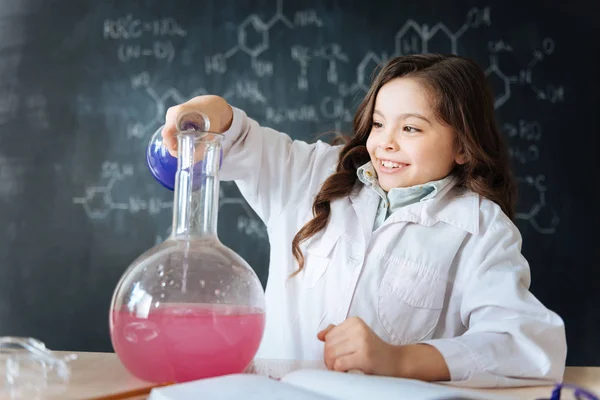 Κορίτσι, λαμβάνοντας μέρος στο πείραμα επιστήμης — Φωτογραφία Αρχείου