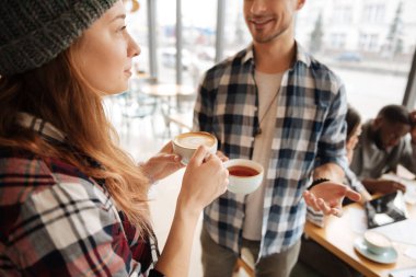 Kafede konuşmak hoş öğrenciler