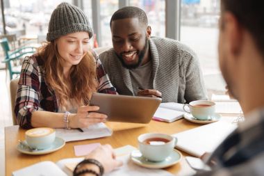 Kafede tablet ile oturan gençler