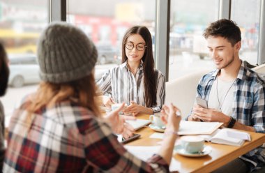 Sakallı adam kafede Smartphone kullanarak