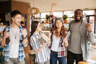 Uluslararası öğrenciler dinlenme zevk