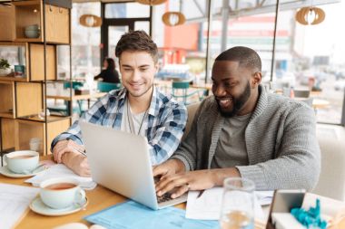 Pozitif öğrenciler workign birlikte