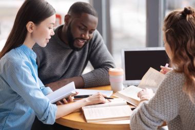 Grup genç öğrencilerle birlikte eğitim