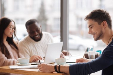 Olumlu erkek meslektaşları ile dinlenme