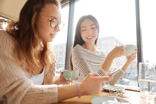 Teman-teman positif modern duduk di kafe — Stok Foto