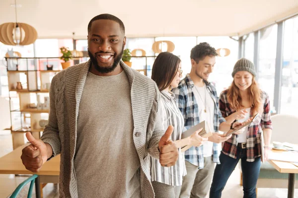 Internationell student vilar med groupmates — Stockfoto