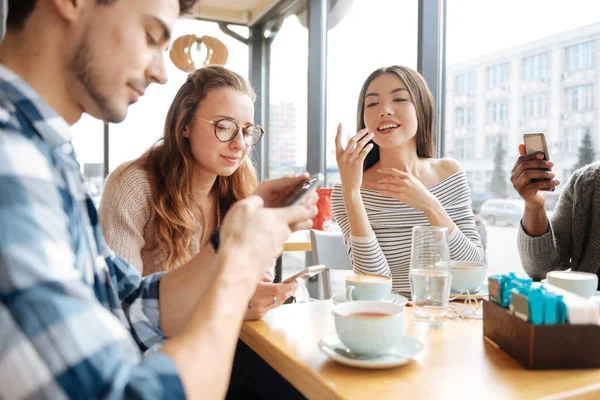 Φίλους χρησιμοποιώντας smartphones στο καφενείο — Φωτογραφία Αρχείου