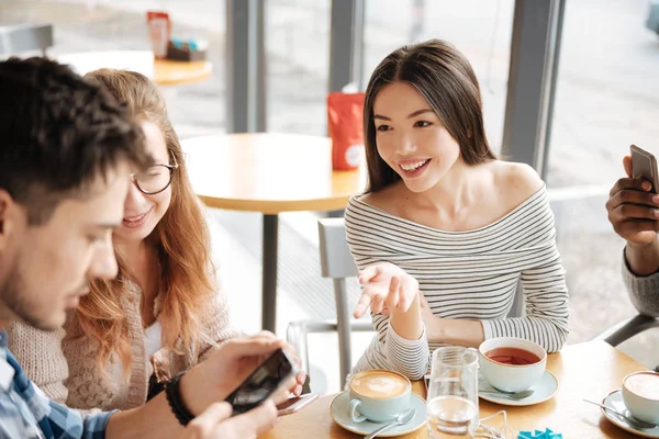 Vrienden rusten in het café — Stockfoto