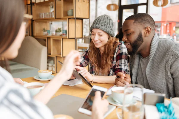 Positiv leende studenter vilar i caféet — Stockfoto