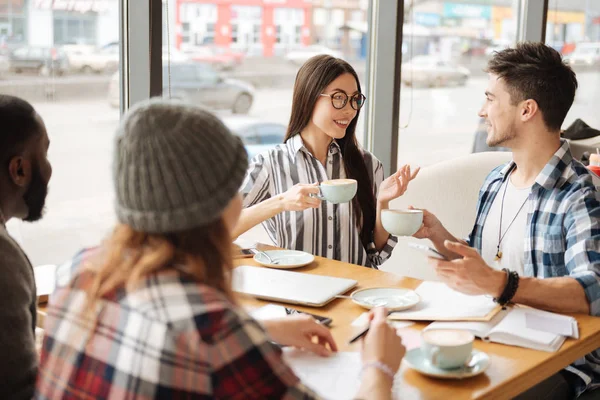 Studenten zitten tijdens de koffiepauze in het café — Stockfoto