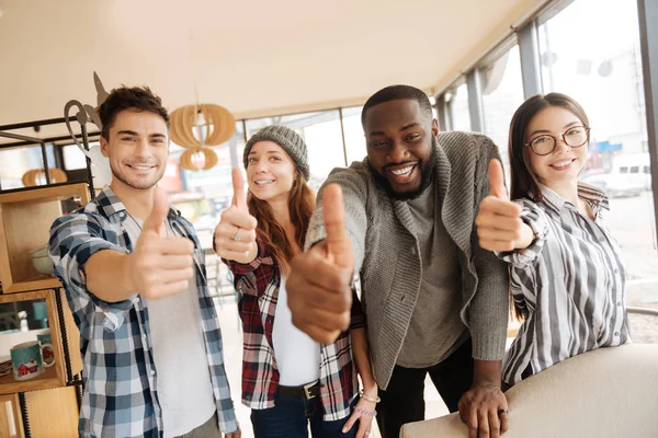 Estudantes internacionais descansando juntos — Fotografia de Stock