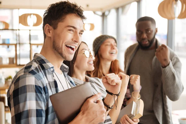 Studente internazionale con compagni sullo sfondo — Foto Stock