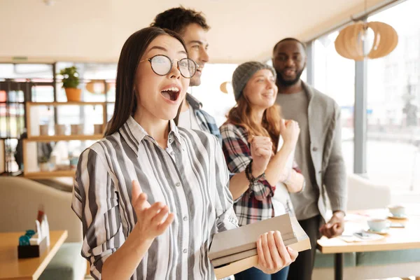 Internationella studenter uttrycker glädje — Stockfoto