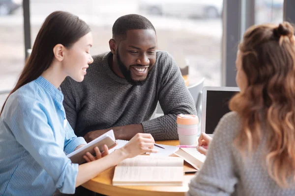 Grupo de jóvenes que estudian juntos — Foto de Stock