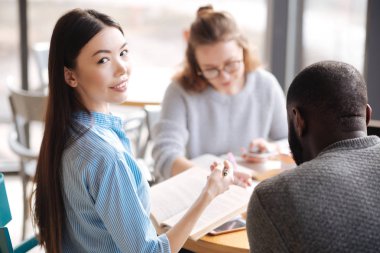 Onun arkadaşlarının mutlu erkek öğrenci