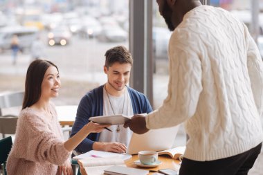 Not bir kıza veren genç adam