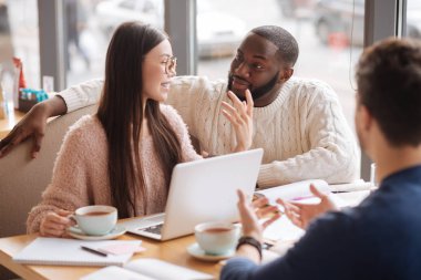 neşeli meslektaşlar projeyi tartışıyor