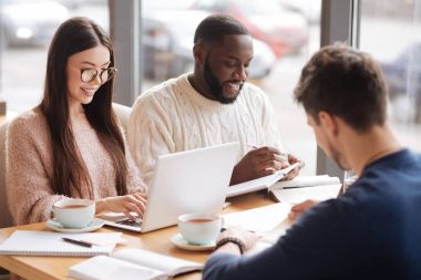 Neşeli volleagues workign proje üzerinde