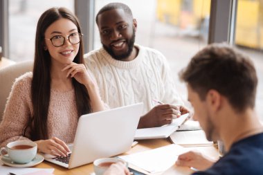 Café'de konuşmayı gençler grup