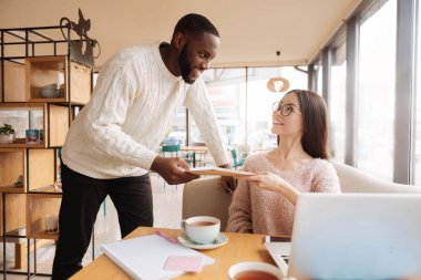 Genç adam kağıtları kız arkadaşına veriyor