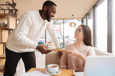 Pozitif öğrenciler kafede dinlenme