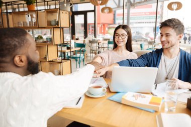 Uluslararası öğrenciler birlikte işbirliği