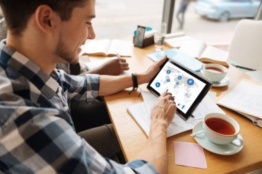 Genç adamın tablet kafede kullanma Üstten Görünüm