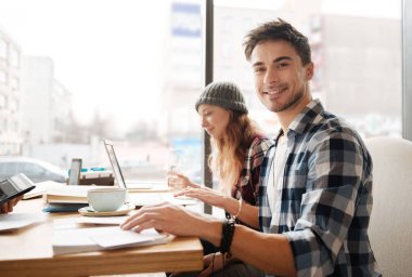 Onun fellows Café ile genç adam